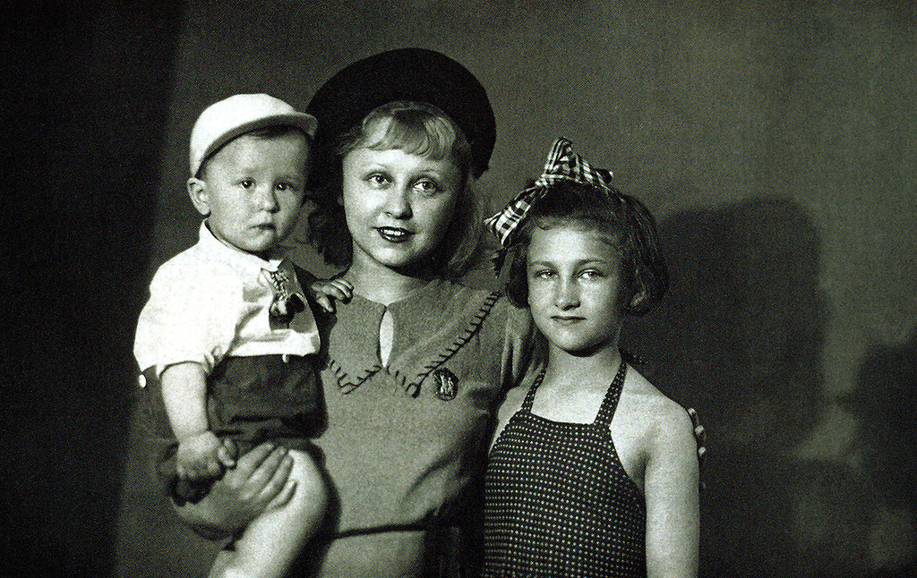 Янина Жеймо с сыном Юликом и дочерью Яней. Фото из архива Я.Жеймо-Костричкиной.