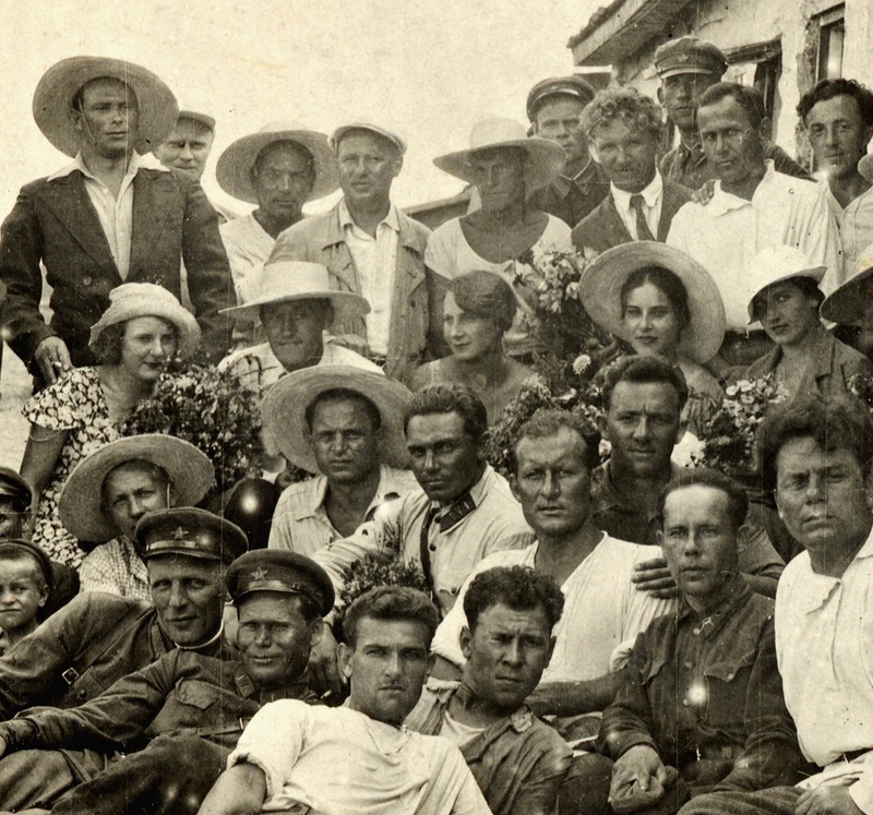 МХАТ на гастролях. Середина 1930-х.В верхнем ряду второй справа (в белой рубашке) Николай Дорохин, в третьем ряду - второй слева (в белой шляпе) Григорий Конский, вторая справа (тоже в белой шляпе) Софья Пилявская.